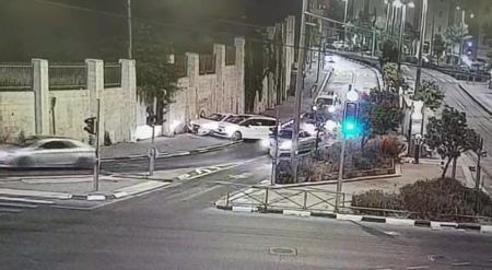 توثيق:القبض على لصوص سيارات اصطدموا بجدار بعد ان قاموا بالهرب من قوات الشرطة بأورشليم القدس